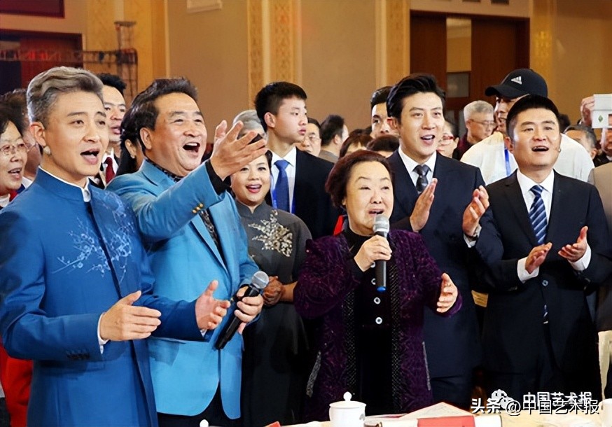 杩欎釜灞曡涓轰粈涔堜細闇囨捈浜哄績,杩欎釜灞曡鎵撶牬鑹烘湳鍜岀敓娲荤殑鐣岄檺