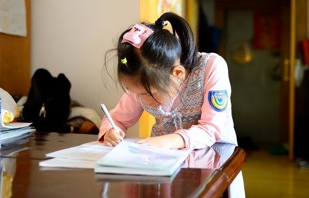 学生写“÷”没用格尺画横，老师撕掉一整篇作业，真的过分吗？