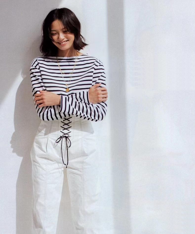 女生穿运动鞋最时尚的穿搭,宽松t恤女中长款搭配什么鞋