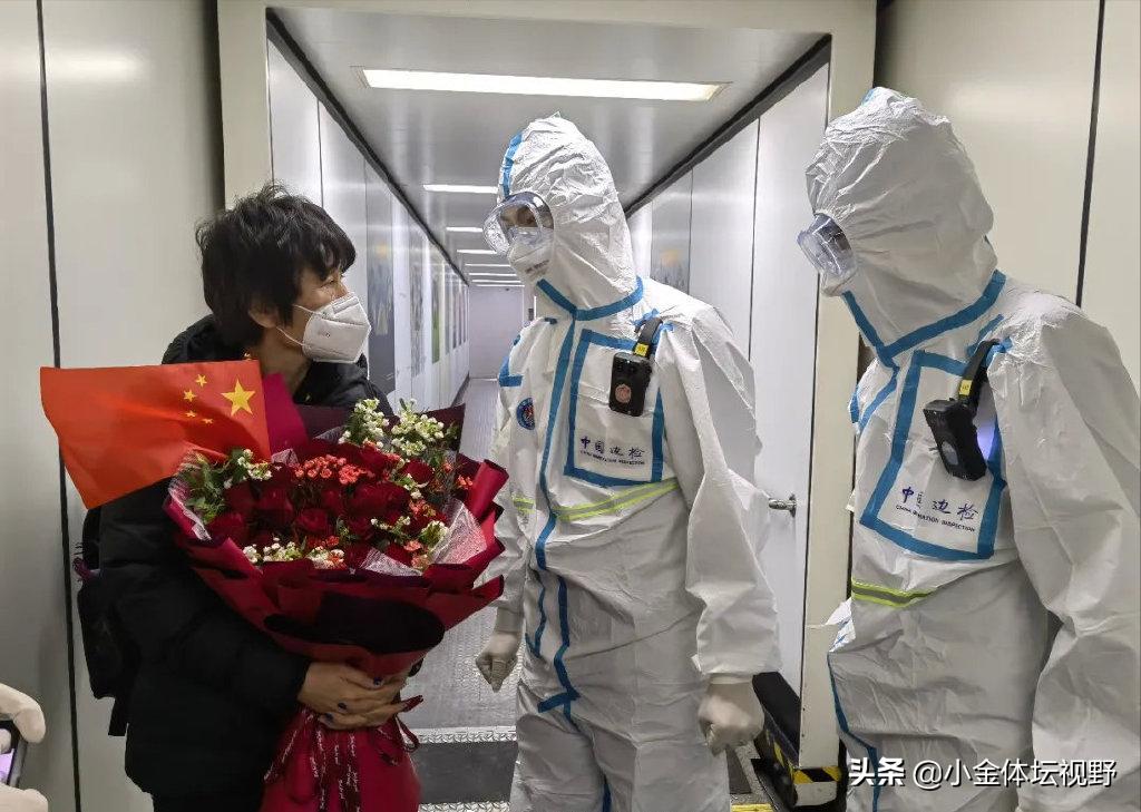 中国女足凯旋回国空地对话完整版,中国女足亚洲杯夺冠凯旋回国视频