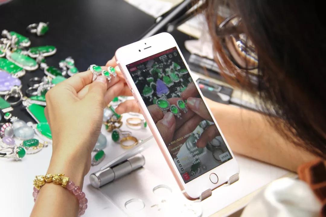 翠友在直播间买的30件翡翠，都是假货！直播间究竟能不能相信？