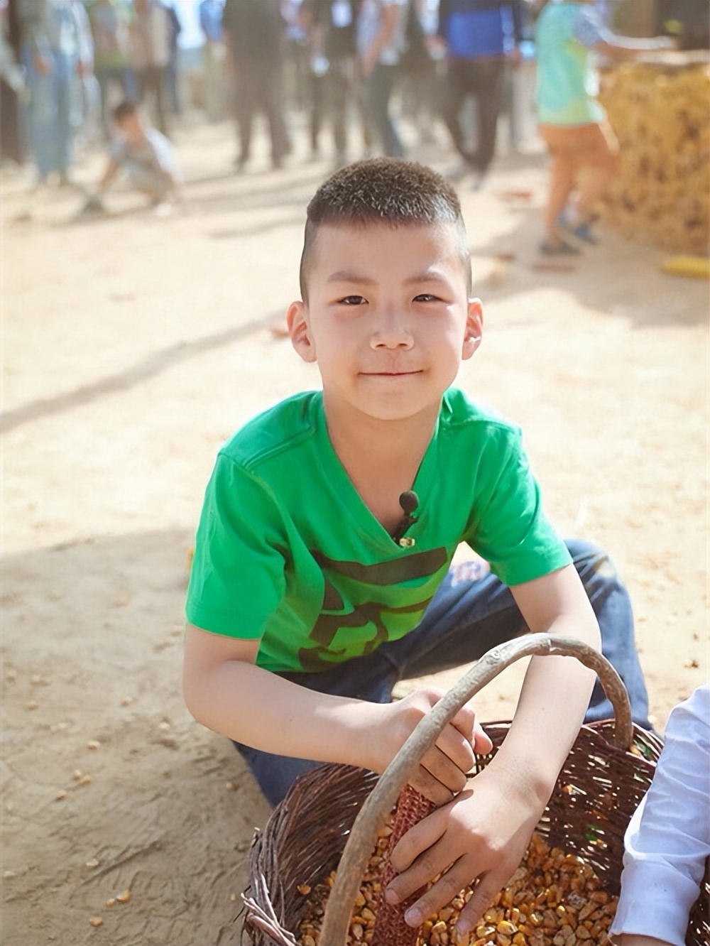 14岁康康接妈妈下班，身材高大“长相帅气”，妥妥的帅哥一枚