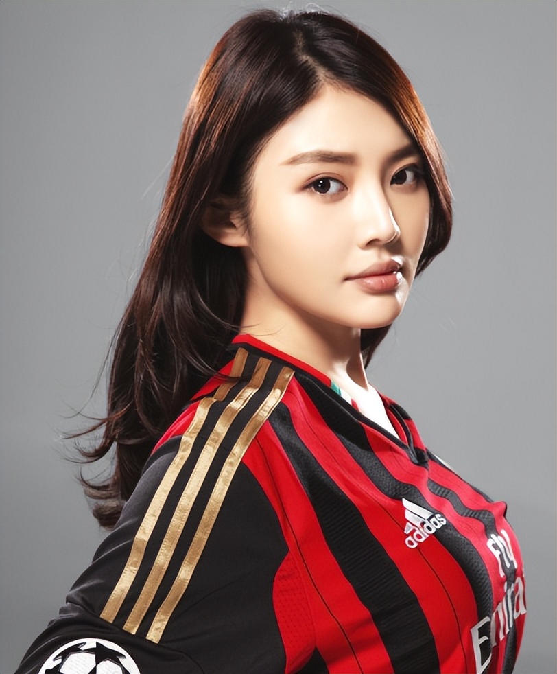 除了赏心悦目，足球宝贝在比赛起什么作用？为何球迷那么喜欢她们