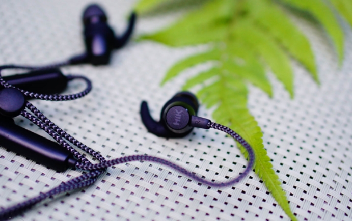 怎样选择通用无线蓝牙耳机,带线的蓝牙耳机应该怎么戴