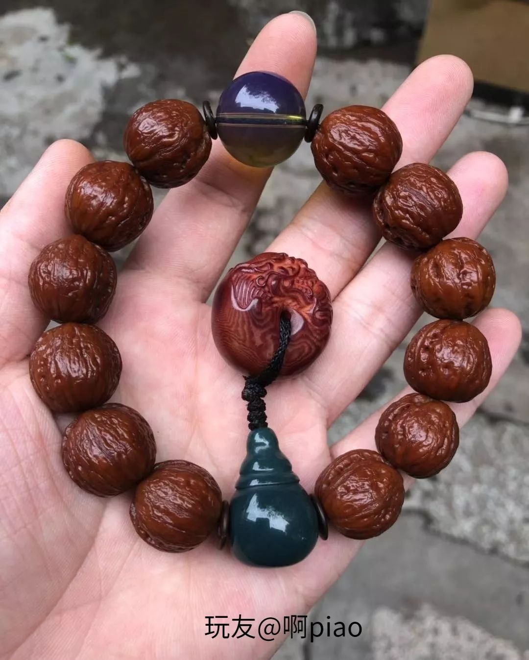 手串盘脏了，他用洗衣粉刷了一下