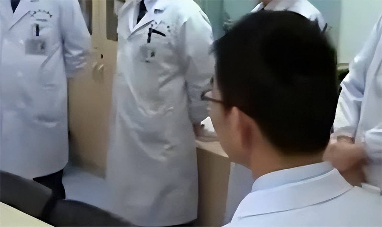 刚出生的小孩长满了黑斑,刚出生小孩皮肤黑斑