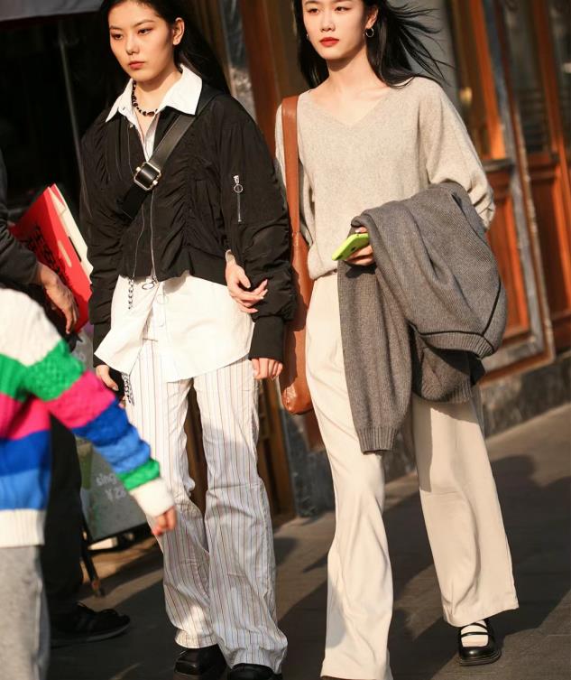 被深圳女子穿搭惊艳到了,最潮的牛仔裤阔腿裤女生