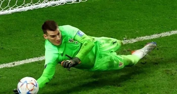 利瓦科维奇踢中超,利瓦科维奇拿球出禁区