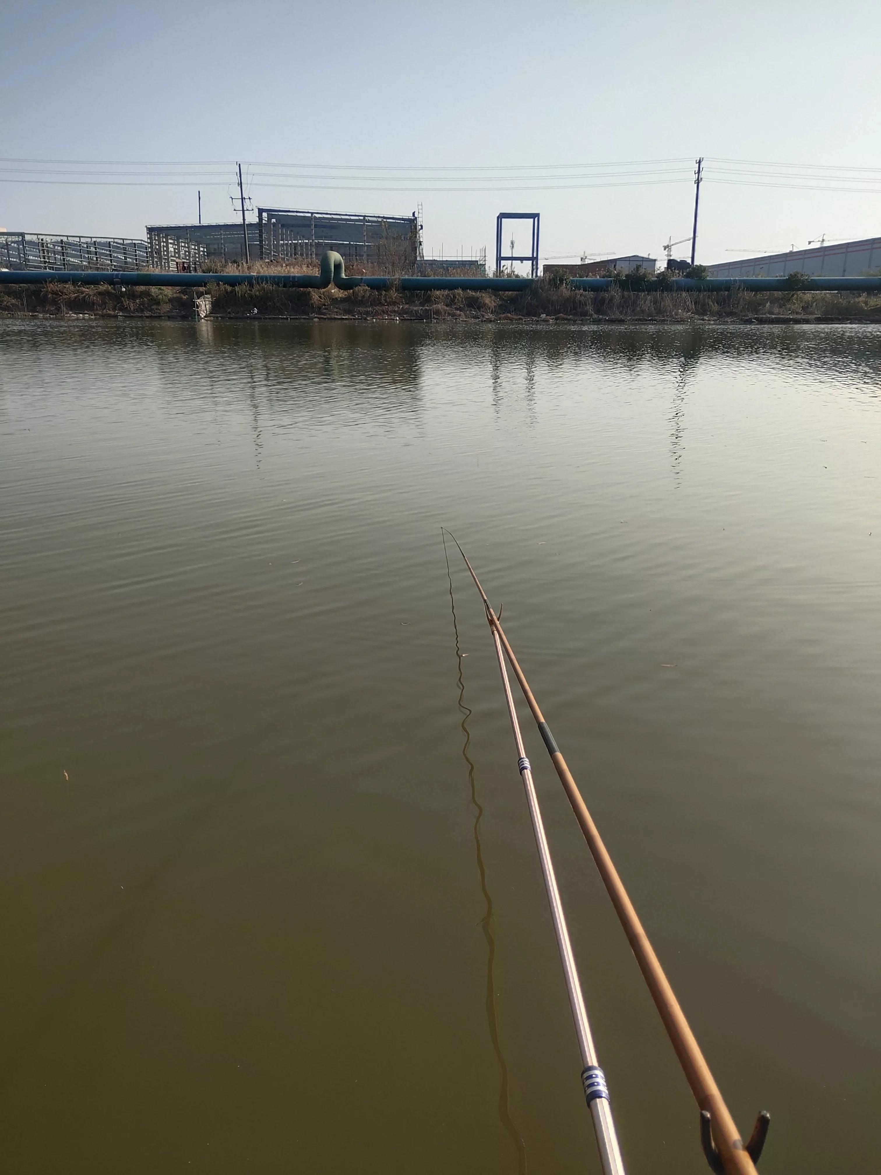 人工建造鱼窝野钓方法,大爷发明新式钓鱼钩