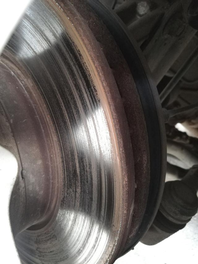 刹车盘打孔和不打孔散热对比,刹车有孔还是没孔的好