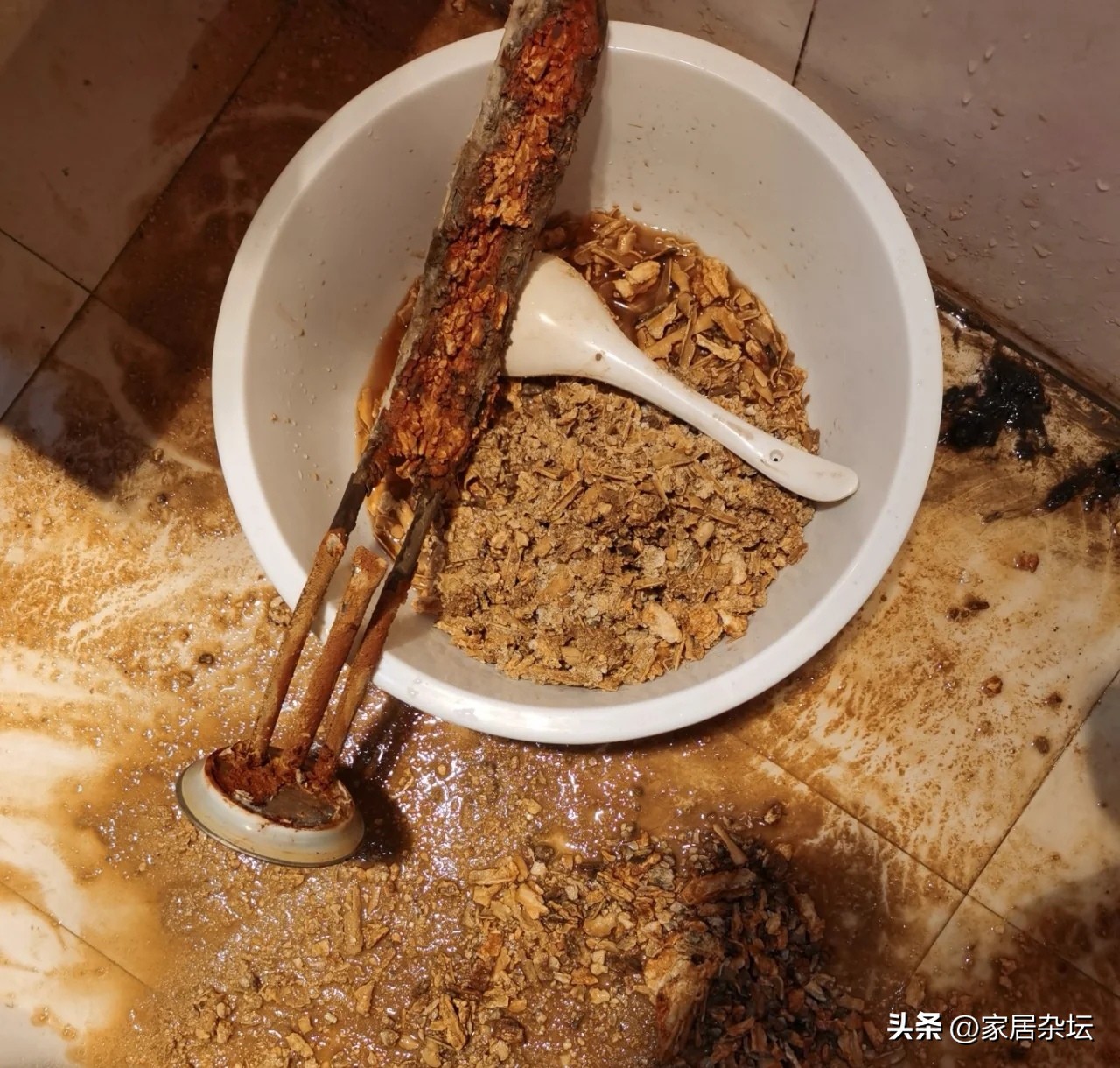 热水器爆炸的早期征兆有什么症状,热水器爆炸一般是电的还是燃气的