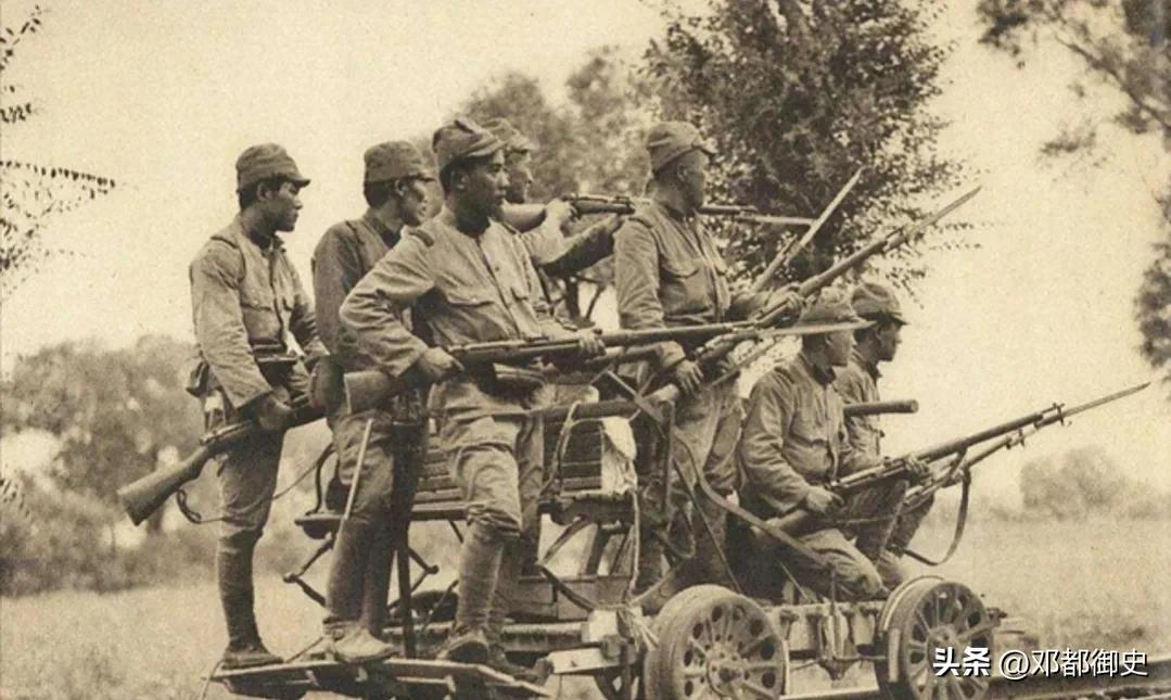 日军杀戮婴儿,日寇士兵刺刀挑小孩