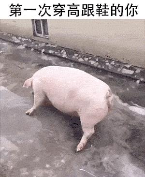 妹子注意点吧，你这姿势太不雅观了，在公共场合还是收敛点吧。