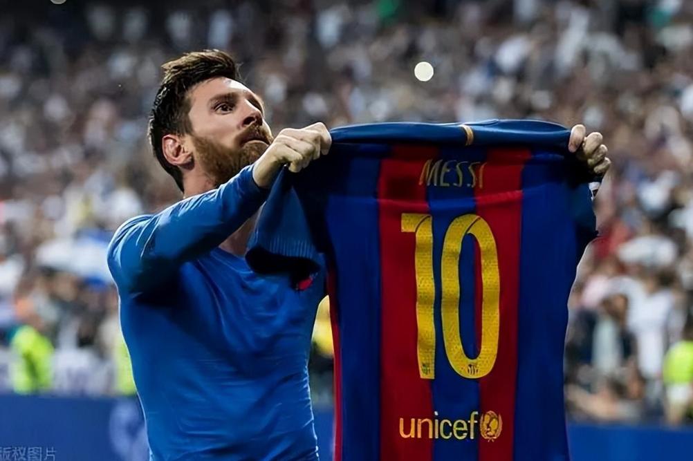 梅西当之无愧的历史第一球王,梅西11岁身患侏儒症