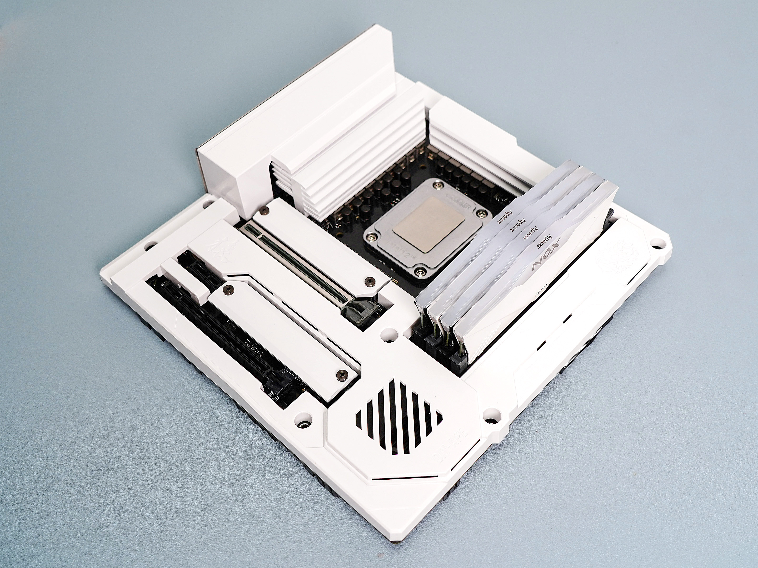 最新装机方式：背插式体验，I7+B760+RTX4070Ti攒台白白的主机