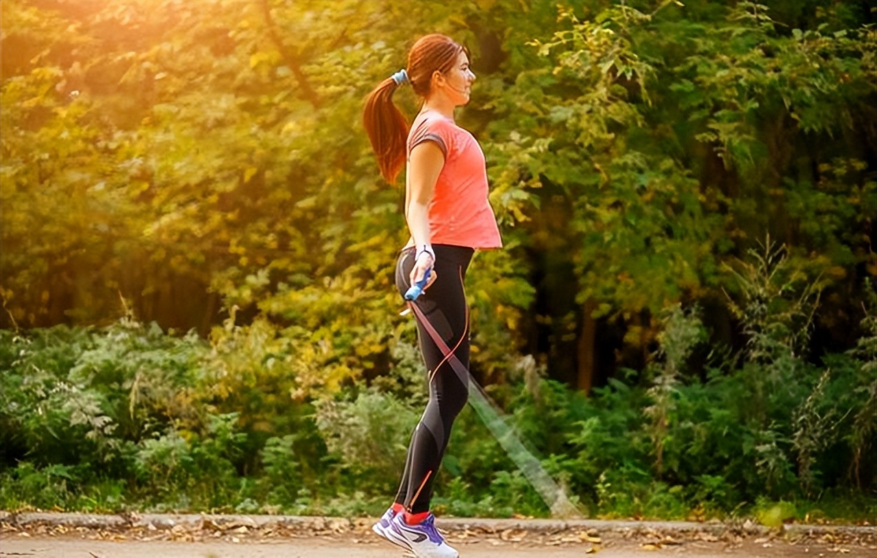 跳绳减肥要跳多少分钟才有效,一天跳6000跳绳半个月能减肥多少