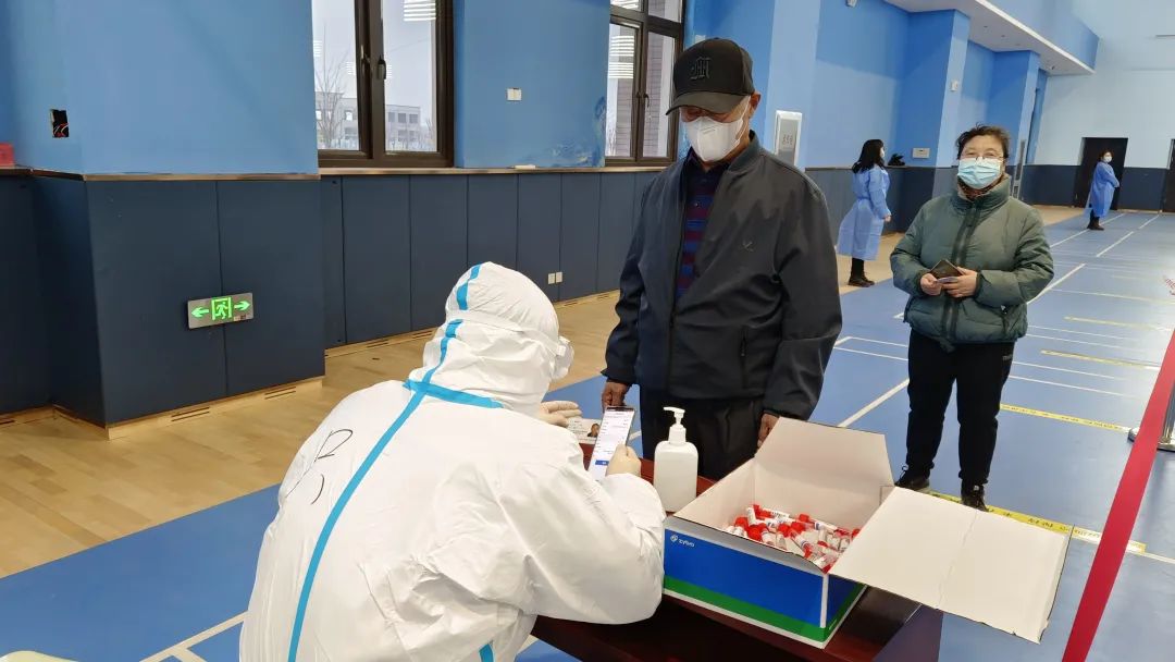 高效有序街道开展全员核酸检测,井然有序的核酸检测现场