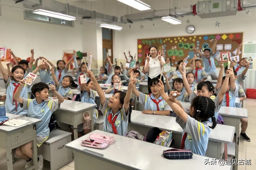 锦旗传谢意师爱暖人心师大御小有温度教育！