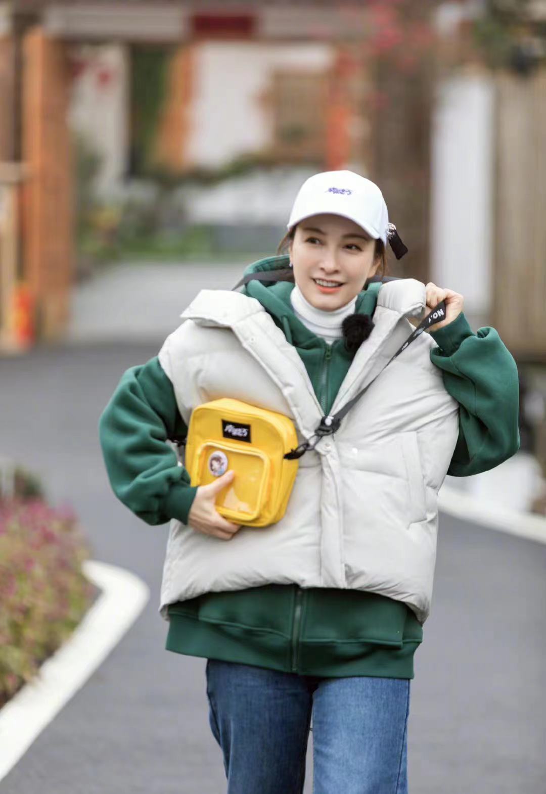 吴昕直播卖货，大秀法语，网友很不礼貌说她像刘晓庆