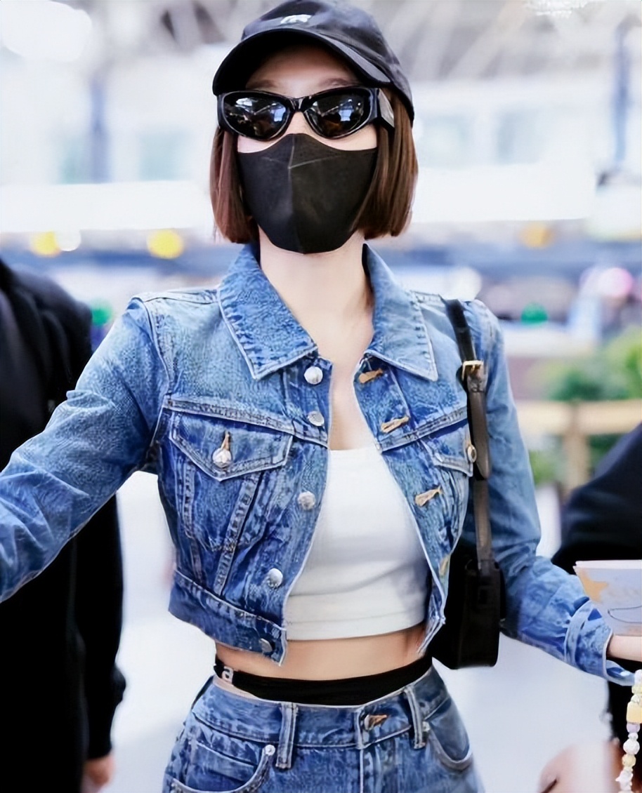 辣眼睛！娜扎穿3800元低腰裤，*裤底**外露被嘲恶心，评论区差评一片