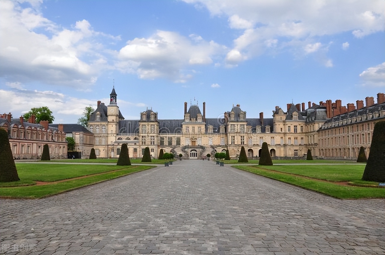 法国巴黎著名景点英文介绍,巴黎名胜古迹详解