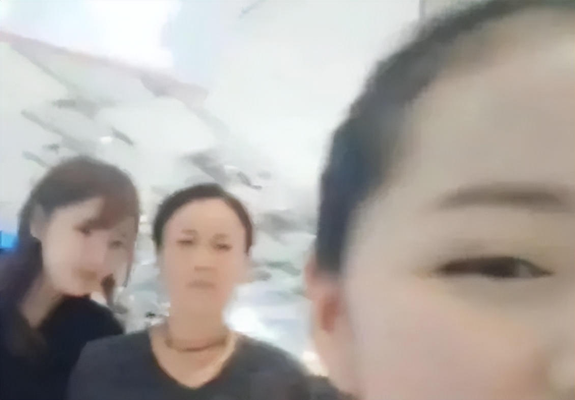 那英怒踹粉丝,那英当众踹粉丝惹争议