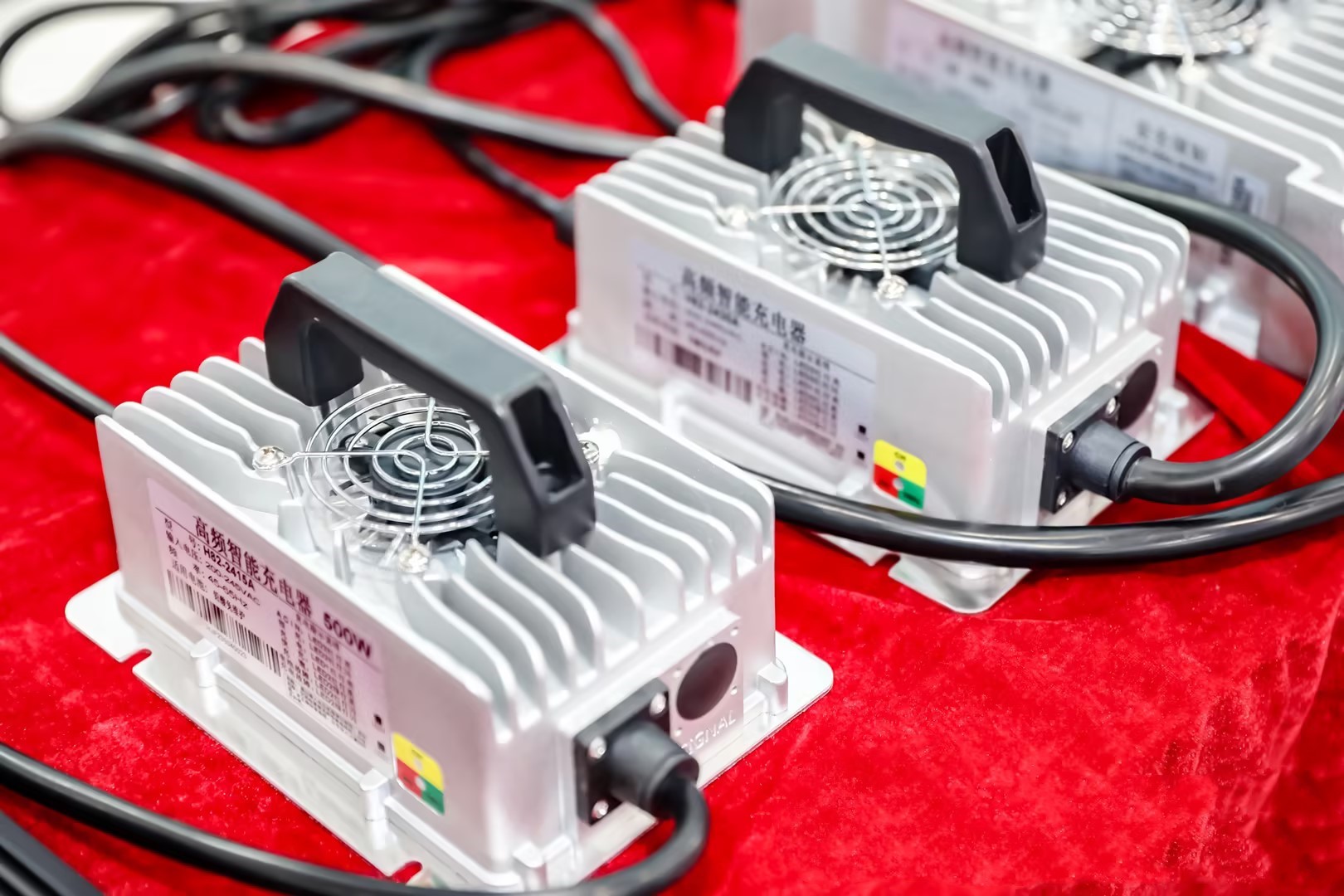 选择锂电池充电器选哪个品牌更好,锂电池充电器什么样的好用