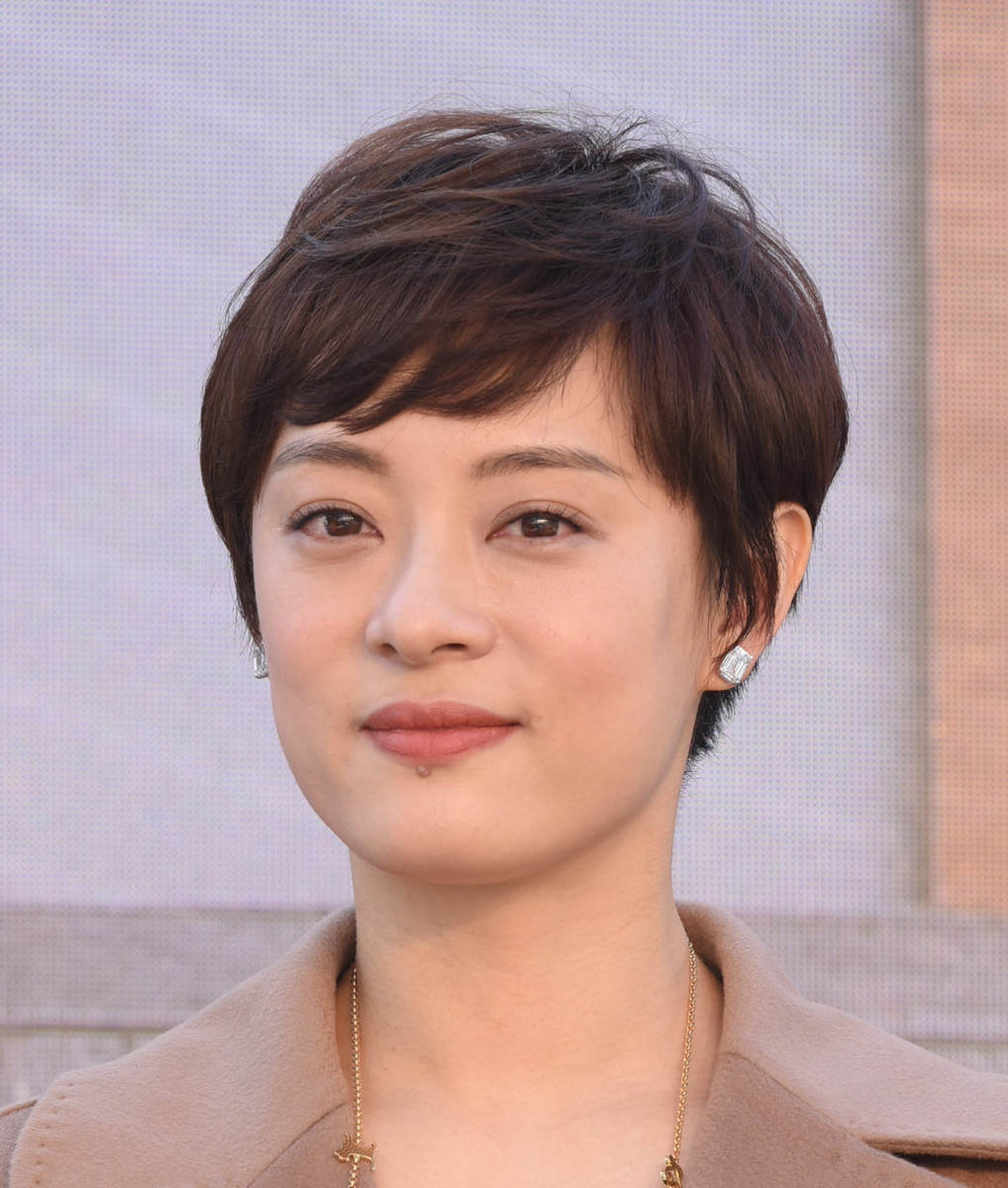 头大脸大女人适合贝雷帽吗,头小脸大的女生适合什么发型