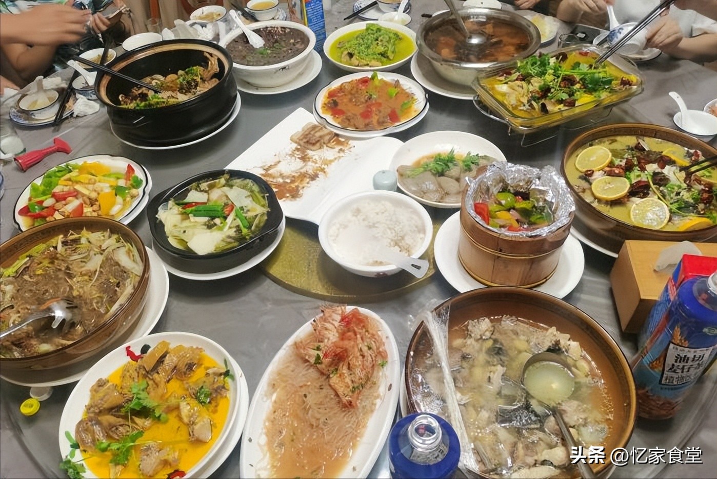 绂忓缓濂冲瓙鍚冮キ,濂冲瓙鍦ㄦ潙閲屽悆閰掑腑