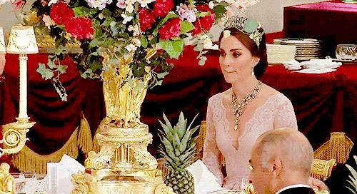 卡米拉出尽风头,卡米拉靠什么被女王认可