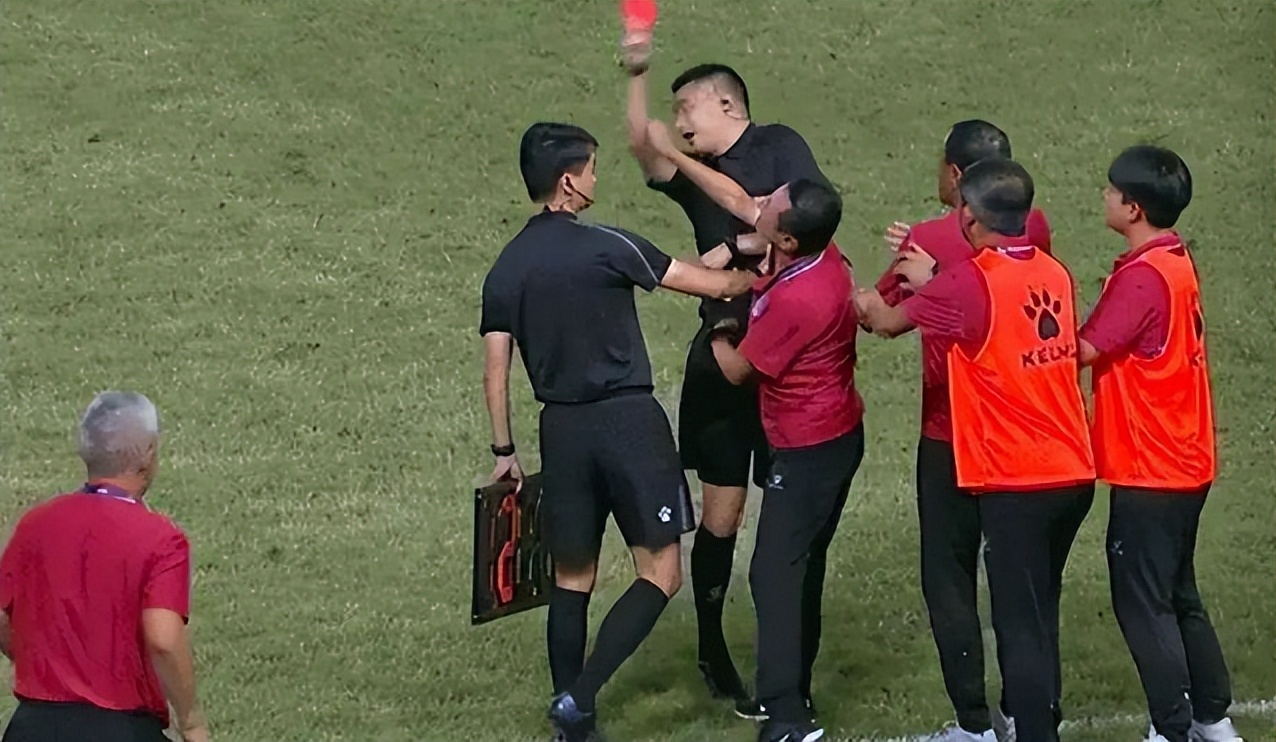 体育相对论︱这一巴掌扇下去伤了谁？不要让“尊重裁判”只停留在赛前宣言里