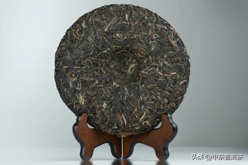 中茶2023孔雀普洱茶,中茶孔雀青饼品鉴图