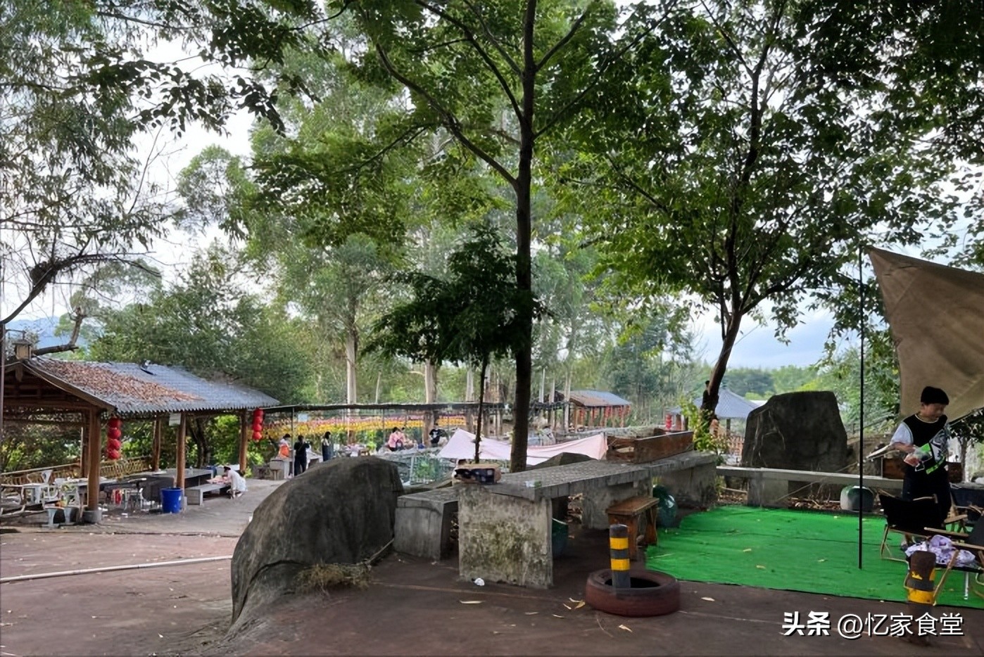 绂忓缓濂冲瓙鍚冮キ,濂冲瓙鍦ㄦ潙閲屽悆閰掑腑