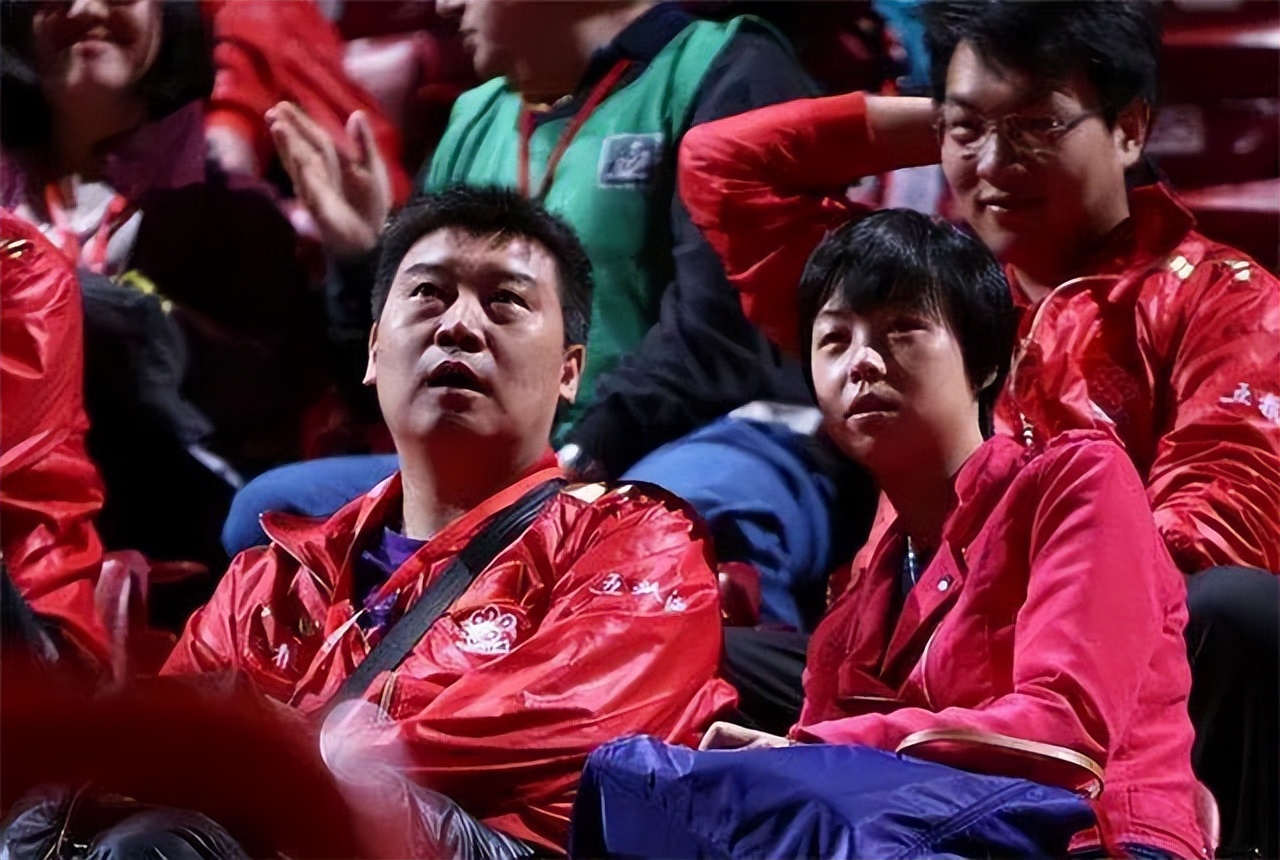 她是世界女乒第一人，大20岁老公与袁立同居12年，转身把她宠上天