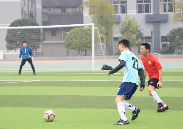 举办校园足球友谊赛,以赛促学以赛促交流