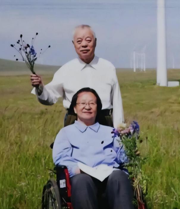 1984年李讷即将再婚，*青江**欲用工资给买东西，李讷：用不着你的钱