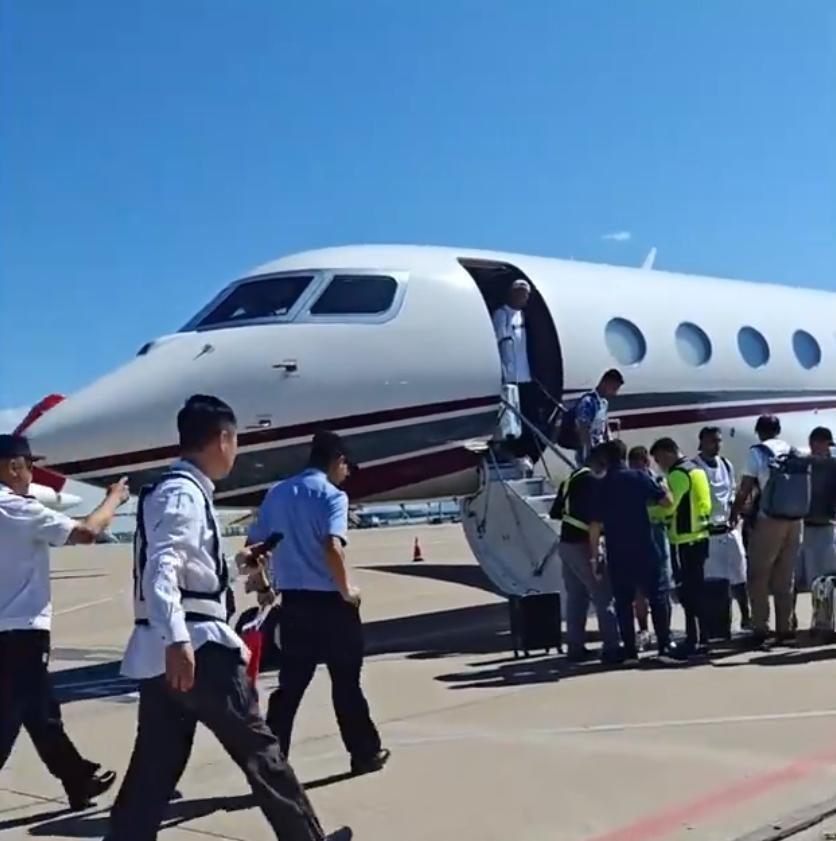 梅西私人飞机抵达北京视频,梅西乘坐私人飞机去卡塔尔