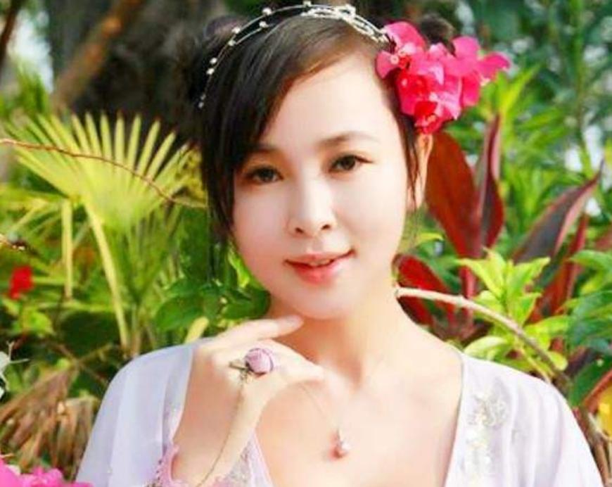 李壮平：女儿自愿当人体模特，6年画了百幅画，富商出资上亿买断