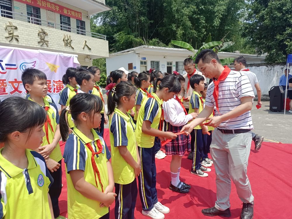 怀集蓝钟镇黄庆教学点校友“六一”开展助学活动