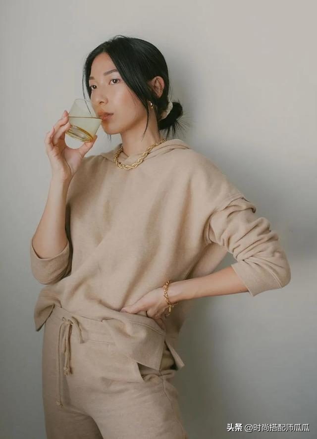 黄黑皮女人适合穿黑色吗,黄黑皮女生穿啥都不好看