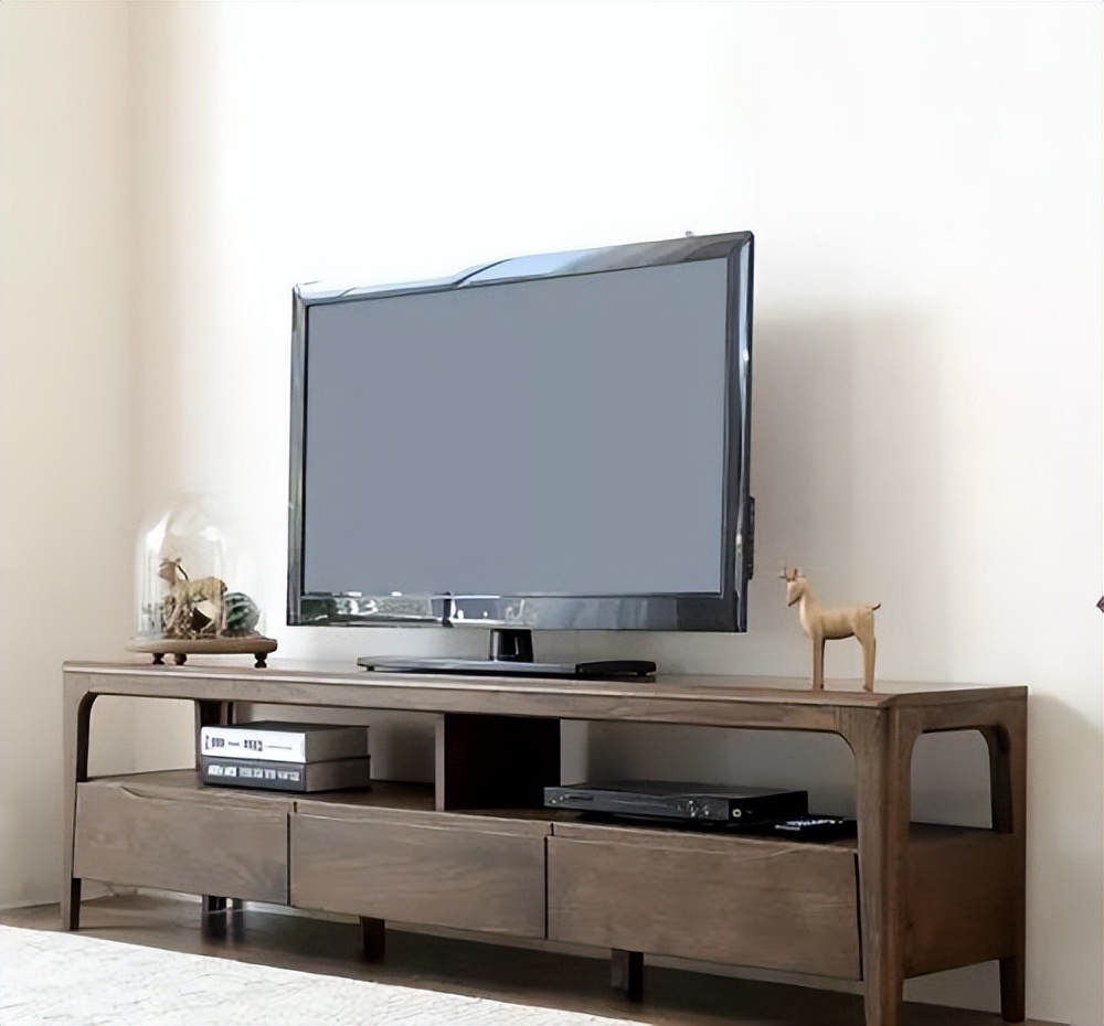 电视挂墙好，还是放电视柜上好？其实二者的区别很大，大家要注意