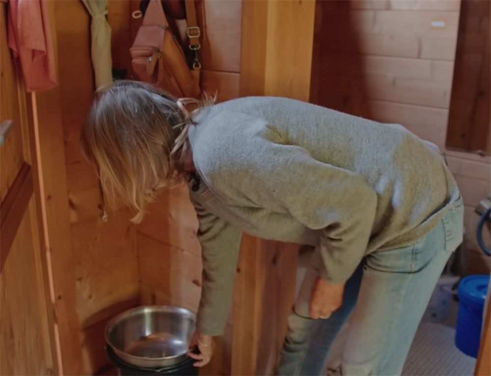 发现一位74岁奶奶的蜗居：16㎡小家没电没暖气，她却一住就是30年