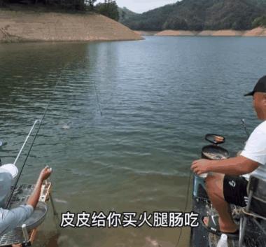 钓鱼硬把鱼拖上岸,鱼竿被鱼拖下水的瞬间