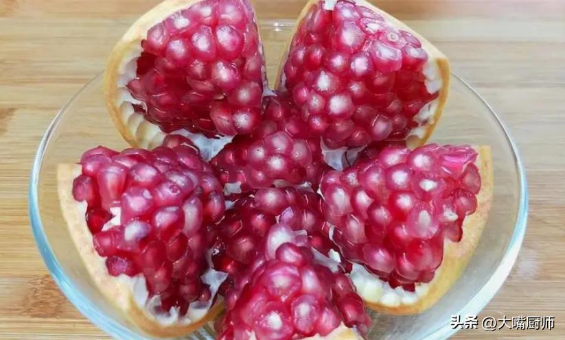 才知道，剥石榴真简单，上锅蒸一蒸，不脏手不流汁，早知道早受益