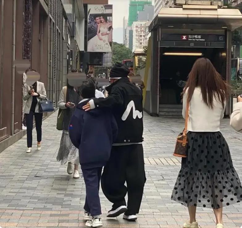 王宝强冯清罕见现身,王宝强与冯清近日情况