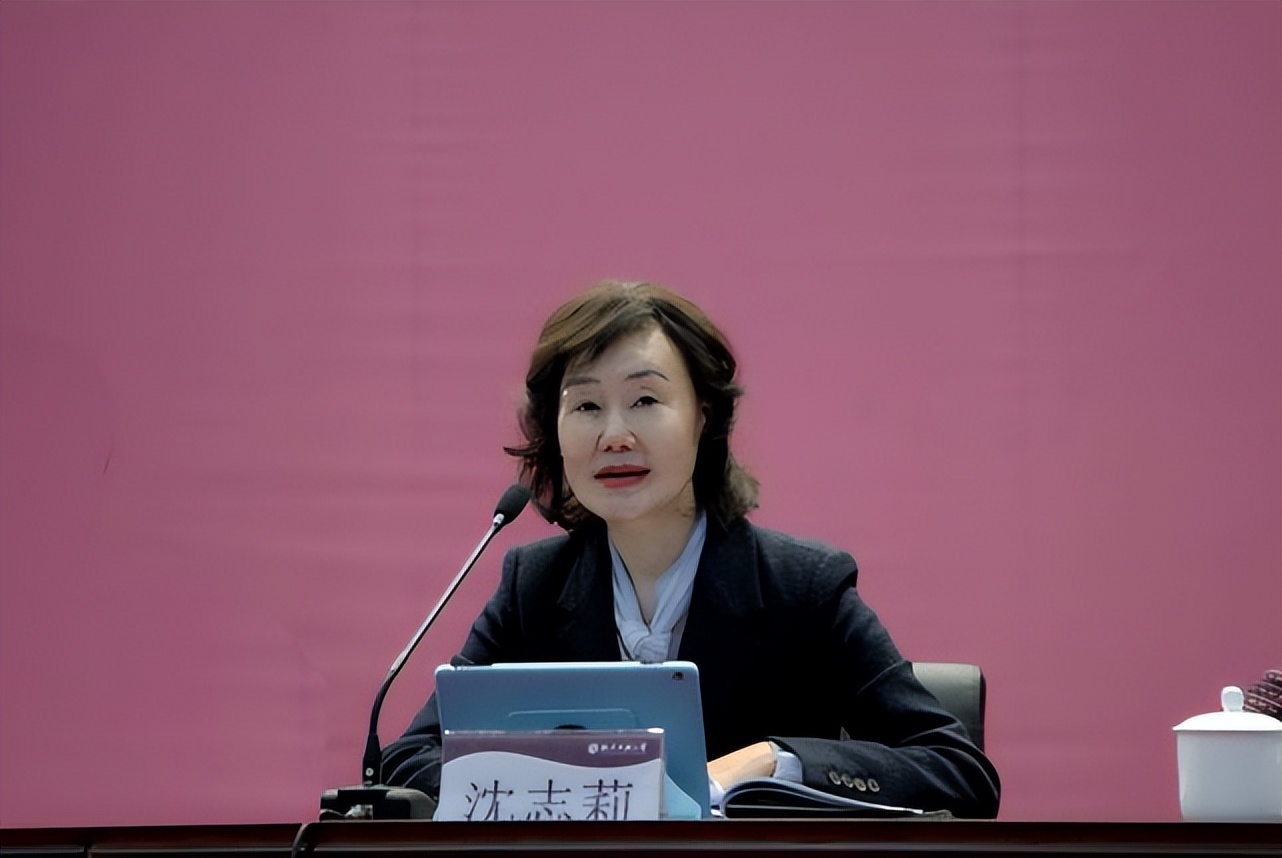 女副校长沉迷美容被开除,女校长拿公款整容