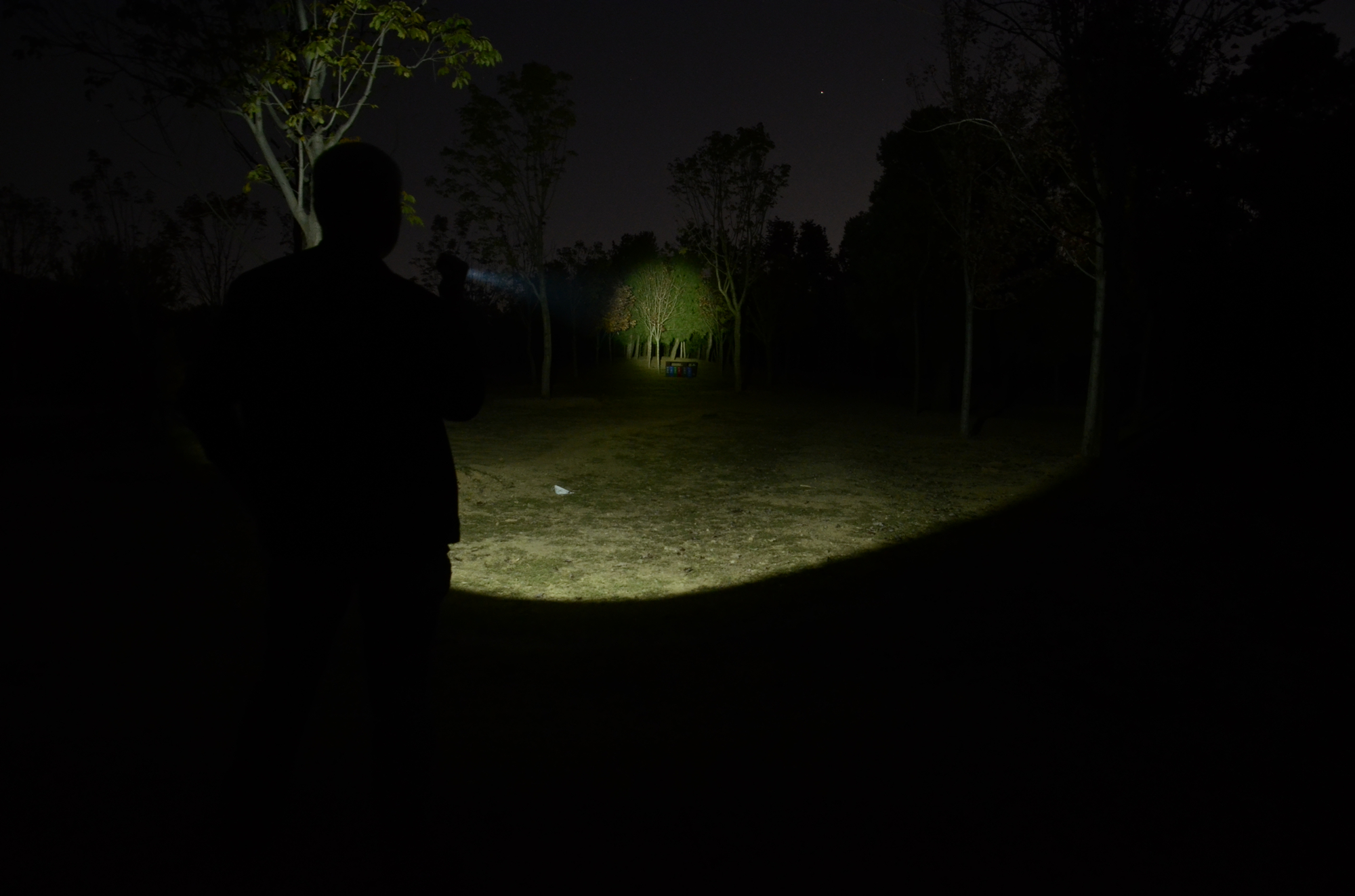 短小精悍的性能均衡之作！傲雷神剑Javelotmini远射战术手电体验