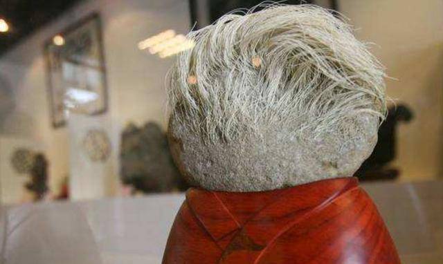 捡到一块石头居然是传说中的生物,村民捡到有耳有眼的神秘石头