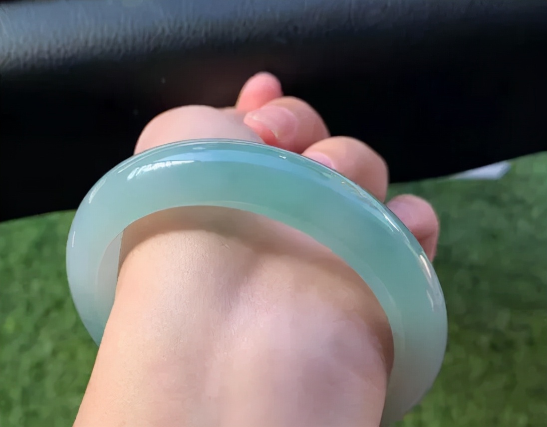 1万元翡翠手镯,淡绿色翡翠手镯1万左右