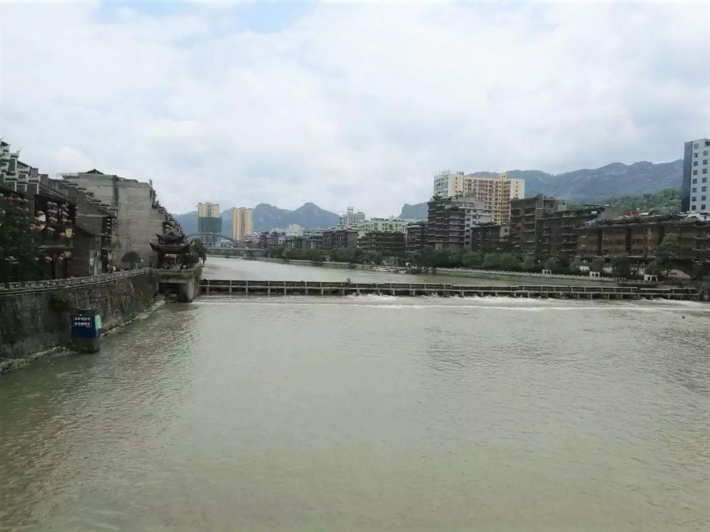 黔中小城石阡，抬头见山，低头见水，美丽；泡在温泉里，舒坦。